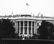 Photograph of United States Whitehouse, with bright (loud) sky and pillars (rhythm) near the center